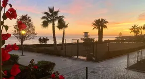 Seafront Garden and Sea views - Image 5