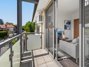 Cosy 1-Bed Balcony Unit in Quiet Street by Shops - Image 3