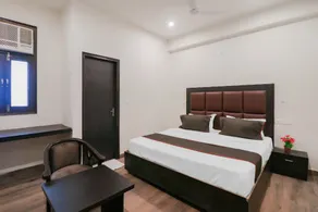 OYO 79165 Collection O Hotel Green view - Image 2