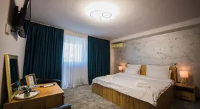 Hotel Imperium & Pool - Image 2