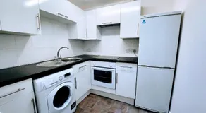 1 Bedroom Annex - Close to Frimley Hospital - Private Entrance - Image 3
