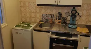grand studio dans une résidence prive avec une cuisine et salle de bain séparé un parking gratuit et une magnifique vue sur les montagness - Image 3