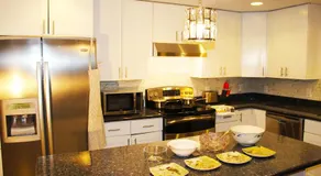 Roomy 2 bedroom 1 bath with private entrance, with fenced yard, and sports court - Image 3