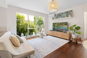 Contemporary 1-Bed Unit Near Chapel St - Image 2