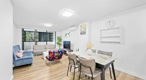 2BR Apt with Parking Walk to ICC & Darling Harbour & CBD & Chinatown - Image 2