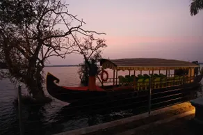 Pullockarans Lake House - Image 4