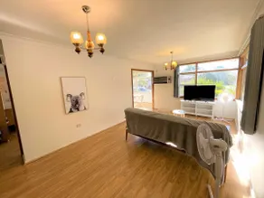 Campbelltown Holiday Home 3 Bed + Free Parking - Image 2