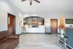 OYO Townhouse Clute Lake Jackson - Image 4