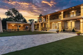 Comissa Luxury Suites, Junior3 - Image 2