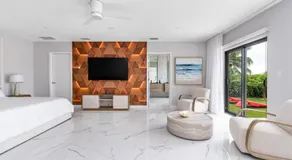 Stunning Luxury Waterfront Oasis with a Pool - Image 2