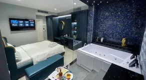 WHITE CROWN HOTEL - Image 2