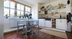 Idyllisch en knus huisje met prachtige veranda. - Image 4