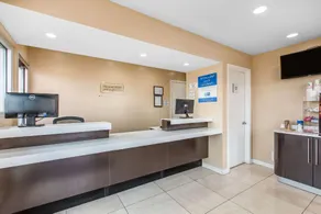 Broadway Inn and Suites - Image 2