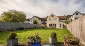 Tolkien View House in Oxford By Beds Away Short Lets & Serviced Accommodation With Outdoor Fireplace & Free Private Parking - Image 3