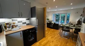 Secure 2BD Retreat: Modern Comfort in Privacy - Image 4