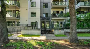 Vintage Vibes Near Whyte Private Patio - Image 4