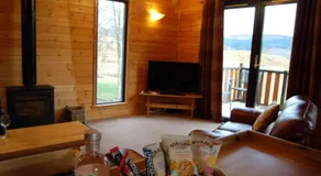 Woodland Oak Log Cabin, by Meall nan Tarmachan - Image 2
