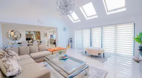 Spacious 7 Bedroom 5 Bathroom Mansion with Parking - Image 4