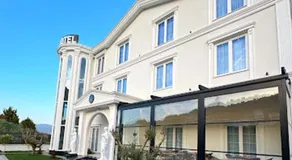 Reign Hotel - Image 2