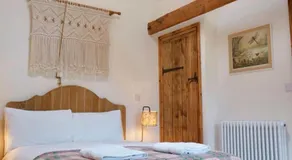 Nest Holiday Hideaway Wren Cottage-Beautiful Location in the Long Mynd Area of Outstanding Natural Beauty- WHIRLPOOL JACUZZI BATH! - Image 2