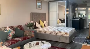 Cosy self-contained extension with skylight & garden view - Image 2