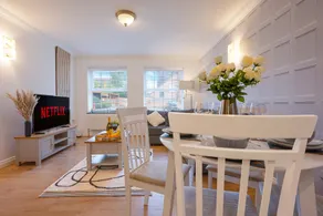 Stylish Flat • City Centre • Sleep 5 • Free Parking • Fast Wifi • Smart TV • Yoko Property - Image 3