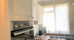 Spacious West London 2 Bedroom Apartment - Image 4