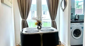 3-Bed Bungalow near Elizabeth Line, Parking - Image 3