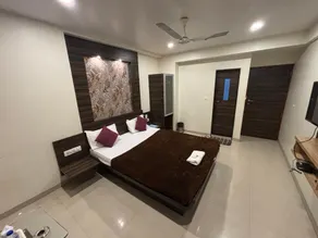 Hotel orange - Image 3