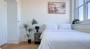 Spacious 2 Bedroom Flat with 85 inch TV, PS5, Pool Table, Terrace - Image 2