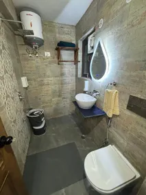 Pine View Croft Luxurious 2BHK close to mall Rd - Image 5