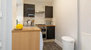 Entire 2BR house 2 beds and Sofa Bed Town Centre Train Station Parking - Image 5