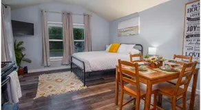 Downtown Accessible New 1BR1BA Cozy Studio - Image 2