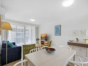 Beachside 2-Bed with Pools, Gym, BBQ and Parking - Image 4