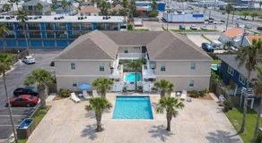 In Entertainment District Ample Bedding Pool - Image 3