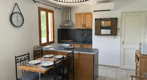 CHARMANT LOGEMENT AVEC PISCINE EN PROVENCE au premier étage d une villa - Image 5
