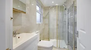 5 Bedroom House by London Airport, Excel and Olympic stadium - Image 2