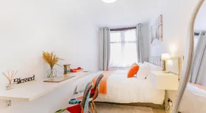 En-suite studio room with kitchenette and separate private TV room in London - Image 2