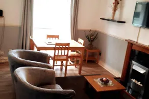 Classic 2 Bedroom Apartment close town Centre - Image 2
