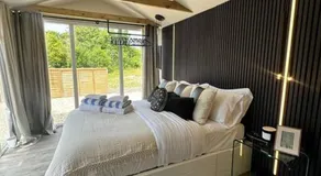 Luxurious Glass House with Private Hot tub - Image 2