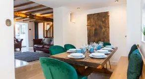 Gloucester-Beautiful 4 Bedroom Cottage-Sleeps 8-Free Parking-Fast Wi-Fi-Work or Leisure - Image 4