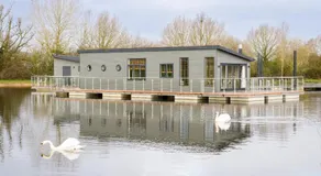Berth 6 on Upton Lake, Upton-upon-Severn Home on Water - Image 3