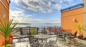 City Water View Oasis with Pool & Gym near Cruise in Heart of Seattle - Image 4