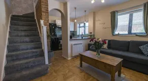 The Comfy House - Inc Free Parking, Smart TV, Full Kitchen, Washing machine - Winter Deal - Image 2