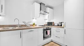 Stylish Central Apartment - Gated Access - Parking 16SL - Image 3