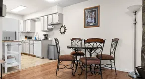 Alaskan WolfDen Close to airport centrally located - Image 5