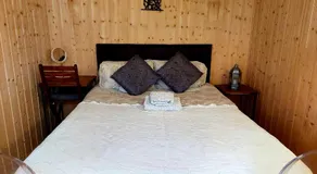 Pretty Garden Guest Suite with Private Balcony and In-suite - Image 5