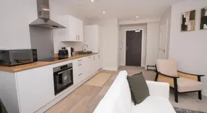 Stylish 1BR Sanctuary in Hull Centre Near Marina - Image 2