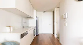 Beachside flat with free parking - Image 3