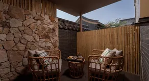 Floral Lux Hotel Luoyang Xiangshan Courtyard Private Hot Spring Retreat Inn - Image 4